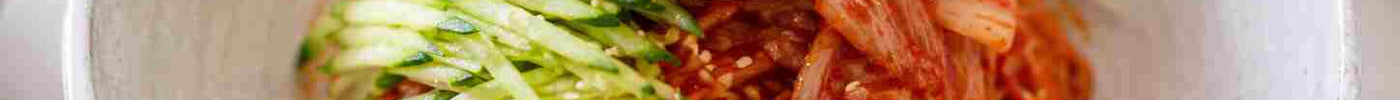 Bibim guksu - kolde koreanske spicy nudler