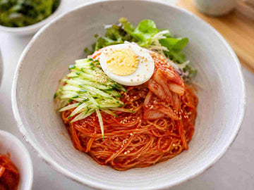 Bibim guksu - kolde koreanske spicy nudler