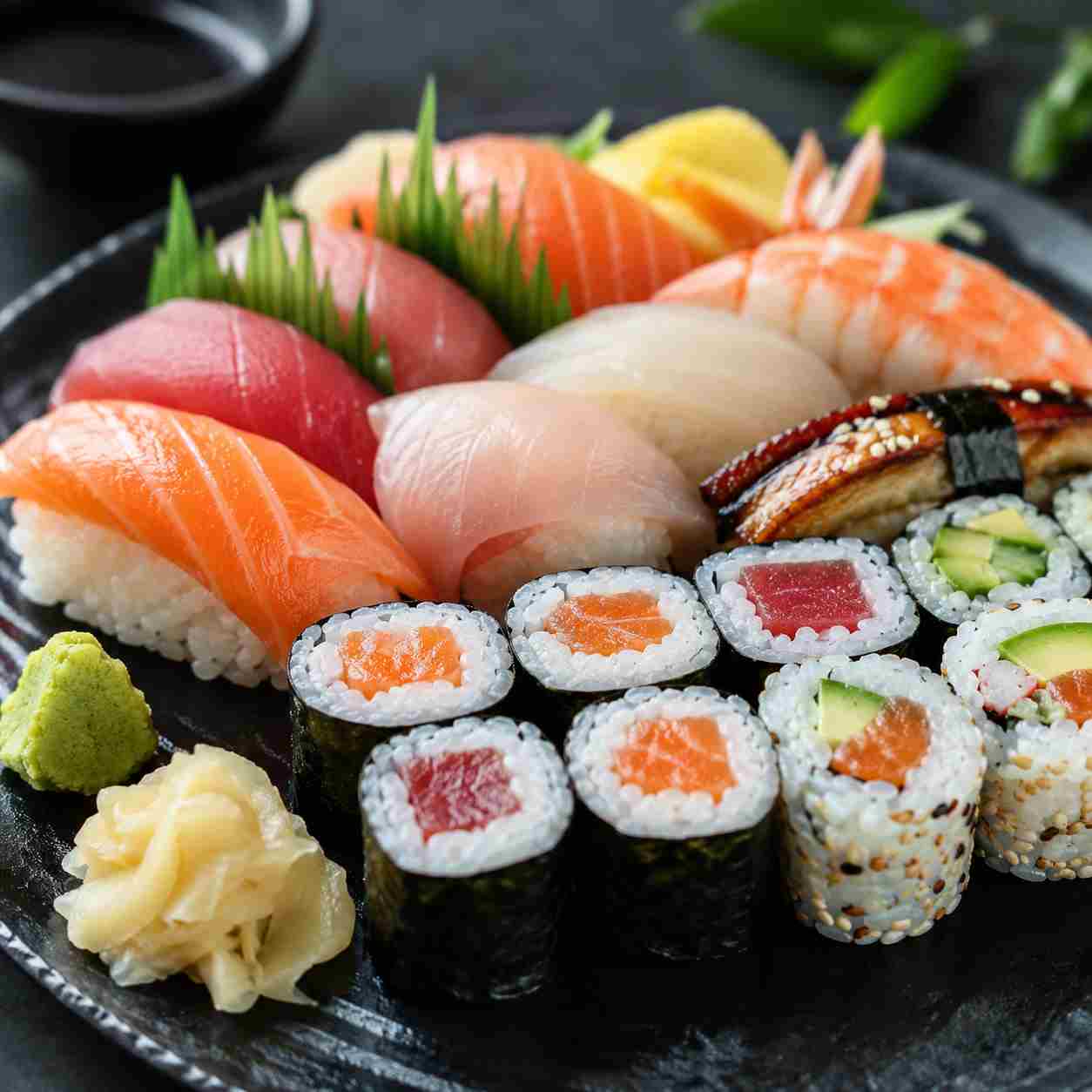 Hjemmelavet sushi med nori, ris og fyld