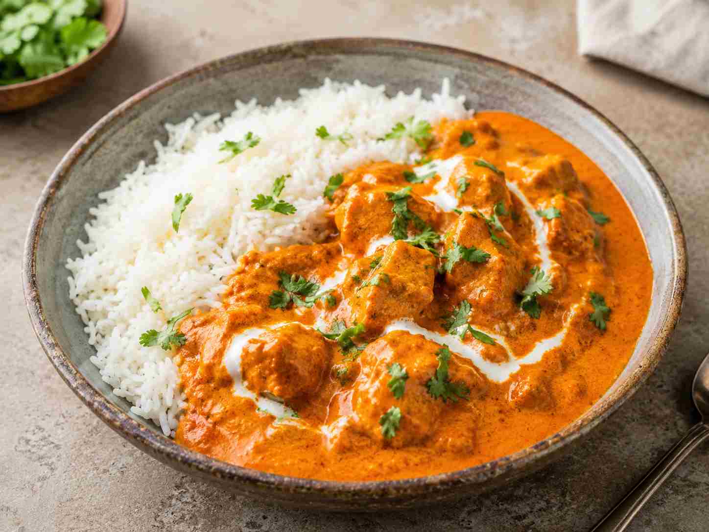 Butter chicken med ris og mild krydret sauce