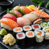 Hjemmelavet sushi med nori, ris og fyld
